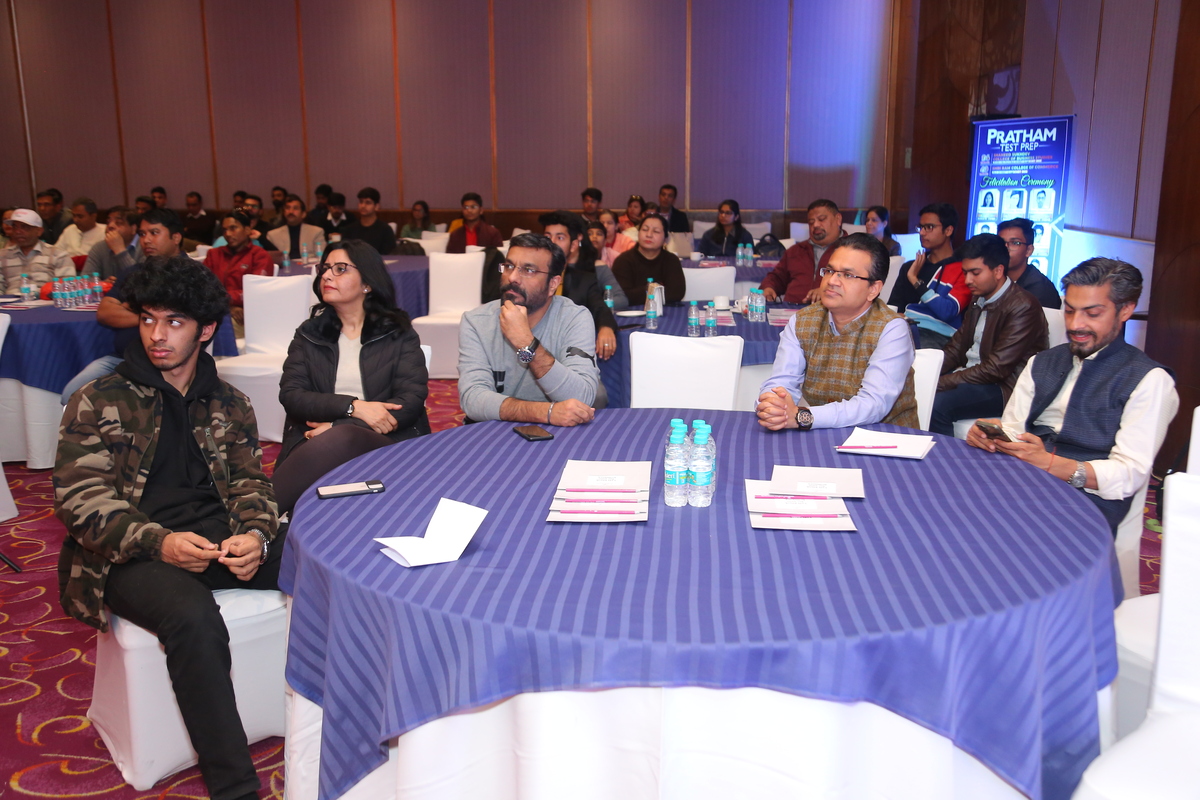 Illustration of an audience raising questions